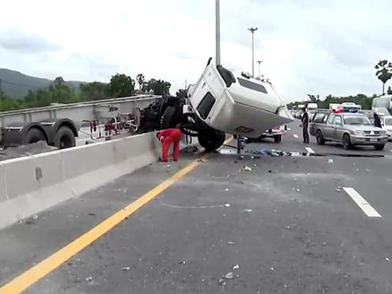 بالفيديو: غفوة سائق تتسبب في موته بحادث مروع!